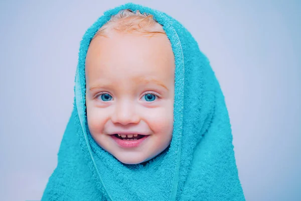 Smiling beautiful baby bathing under a shower at home. Little baby washing with a bubbles in bath in a hat. Happy bath time. Baby Blue eyes. — Stock Photo, Image