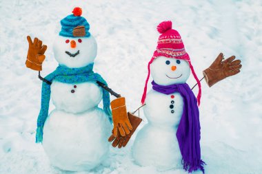 Beyaz karlı arka planda kardan adam ile kış sahnesi. Mutlu kardan adam severler için mahrem anlar. Aşık bir kardan adamın romantik portresi..