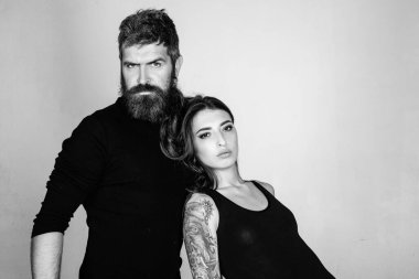 Moda çifti. Birbirine aşık çiftler. Vahşi sakallı adam ve dövmeli kadın. Kuaför ve berber dükkanı. Dövme salonu. Erkek sakalı bakımı. Hipster adam ve seksi kız. İlişki. ciddi duygular