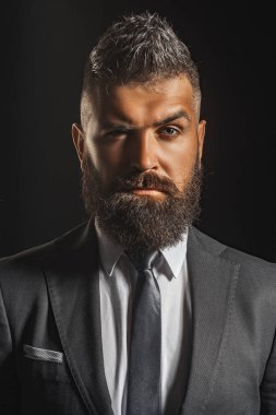 Siyah arka plan üzerinde koyu gri takım elbiseli işadamı izole. Klasik takım elbiseli adam, gömlek ve kravat.