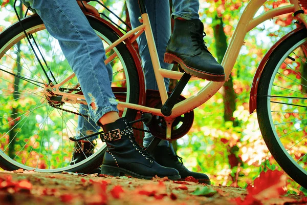 Herbstlaub und Vinrage-Fahrrad. Bei schönem Herbstwetter. Herbstkonzept. Fahrradfahren im Park. Aktive Menschen. im Freien. — Stockfoto