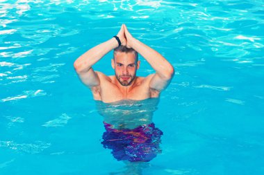 Tropik adam. Mutlu genç adam güneşli bir günde plajda eğleniyor. Yaz tatili ve okyanusa seyahat. Yüzme havuzunda eğlenen seksi adam. Mutlu deniz yaşam tarzı.