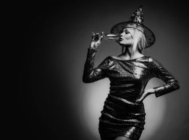 Cadılar Bayramı partisi ve komik kabak. Cadılar Bayramı Balkabağı kafa jack fener mum yanan ile. Cadılar Bayramı için en popüler şeker. Cadılar Bayramı elbiseler ve cadı kostümleri ve cadı şapkaları. Cadı şapka.