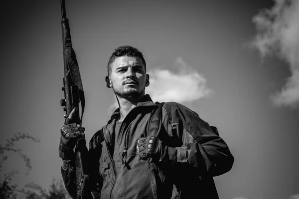 Portrait of hamdsome Hunter. Hunter with shotgun gun on hunt. — Stock Photo, Image