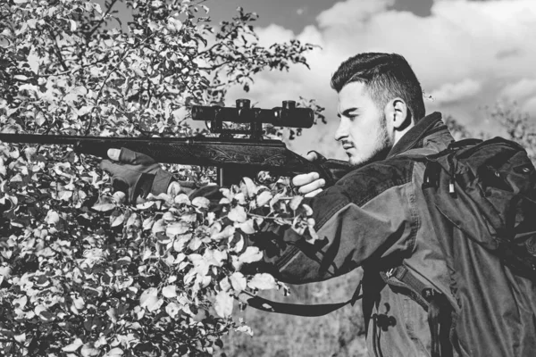 Caza en el bosque de primavera. Hunter con escopeta a la caza. Hunter se mueve con una escopeta en busca de presas . —  Fotos de Stock