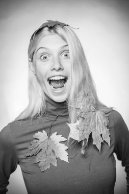 Yaprakları ile oynama ve kameraya arıyorum sürpriz kadın. Mutlu genç kadın için sonbahar güneşli gün hazırlıyoruz. Yakın çekim portre.