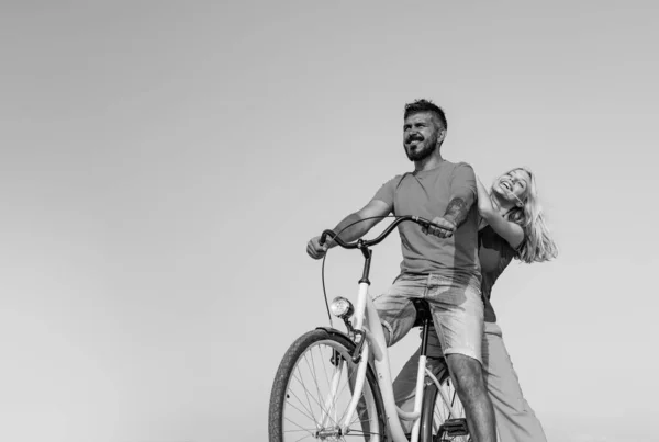 젊은 라이더들이 여행을 즐기고 있습니다. 세련 되 고 사랑 받는 커플을 즐기고 있습니다. 자전거를 타고 사랑에 커플. 화창한 날에 자전거를 타고 매력적인 커플. 빈티지 자전거와 커플. — 스톡 사진