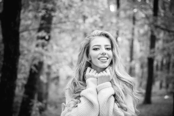 Menina feliz bonita jovem com folha vermelho-amarela brilhante no parque. Mulher de moda bonita no outono vestido vermelho com folhas caindo sobre o fundo da natureza. Menina sonhadora com cabelos longos em camisola de malha . — Fotografia de Stock