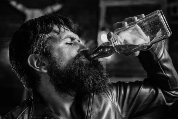 Um homem a beber álcool. Whisky, brandy ou conceito de conhaque. Um homem muito triste com vício em álcool. Conceito de dependência de álcool . — Fotografia de Stock