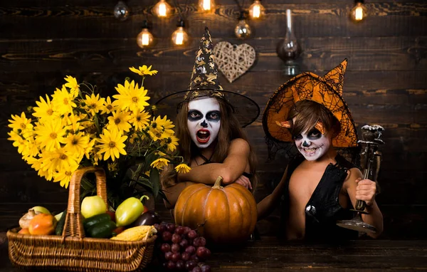 Забавная группа друзей детей в костюме Хэллоуина на Хэллоуин партии. Сладости на Хэллоуин. Друзья с тыквой, одетые как вампиры на Хэллоуин . — стоковое фото