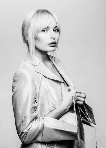 Geweldig portret van de vrouw. Blonde model met kapsel. Perfecte make-up. — Stockfoto