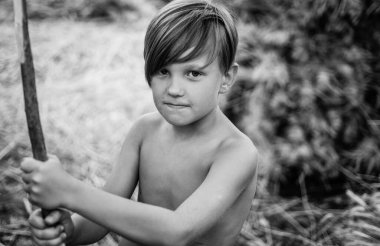 Sarışın çocuk yaprakları ile oynama ve kameraya arıyorum. Satılık tüm sonbahar koleksiyonu, inanılmaz indirimler ve harika bir seçim. Çocuk çocuk giyim sonbahar için tanıtır. Mutlu çocukluk.