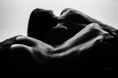 Lezbiyen çift yatakta poz verdi. Yatak odasında seks ve samimiyet fantezisi. Çıplak güzel sanatlar kız şehvetli uyku ve rahatlatıcı. Şehvetli ve çıplak vücut. Sanat nüleri. Mükemmel esnek seksi vücut.