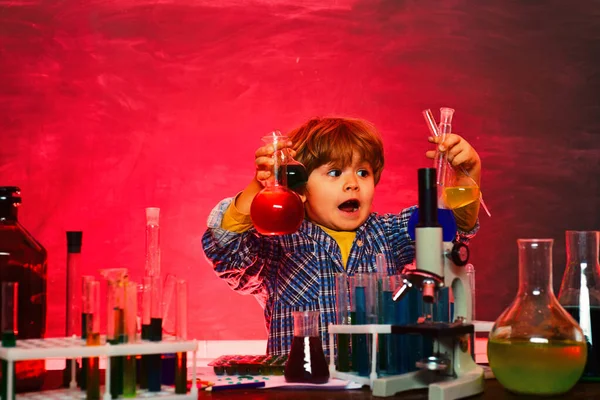 A minha experiência química. Primeiro dia de aulas. Criança da escola primária. Aulas de química na escola. Estudante. Educação. Escola em casa. Cientista feliz fazendo experiência com tubo de ensaio — Fotografia de Stock