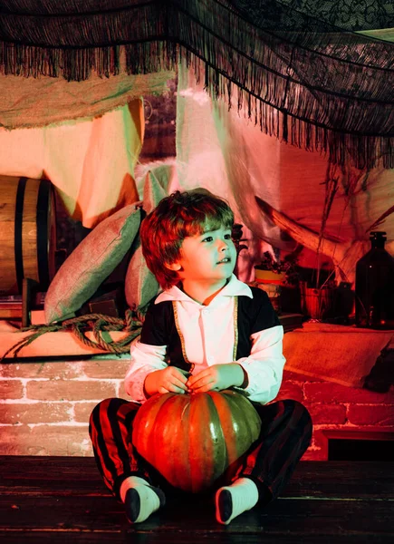 Retrato de niño pequeño con disfraz de Halloween en casa fondo decorado de Halloween. Interior de Halloween. Halloween niños . —  Fotos de Stock