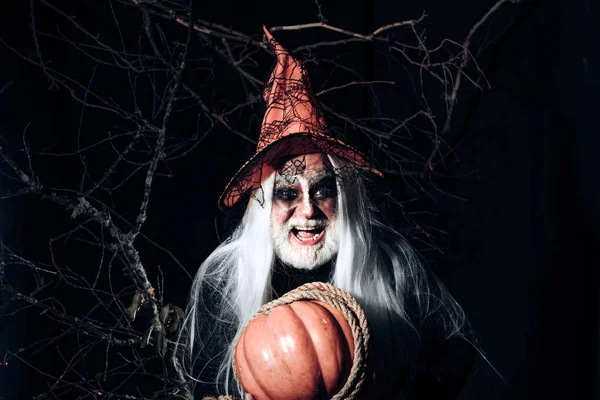 Fantasie horror Halloween. Duivelse vampier man. Halloweenscène met de duivel. Duivelse man met bloederig gezicht. Afschuwelijk. Het gekke joker gezicht. — Stockfoto