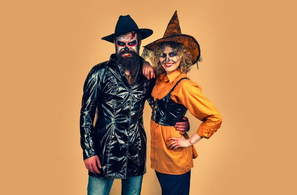 Gente della festa di Halloween. Felice coppia gotica in costume di Halloween. Festeggiamenti Halloween . — Foto Stock