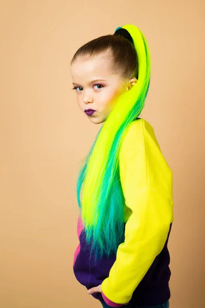 Kameraya poz veren günlük kıyafetlerle muhteşem küçük bir kız. İzole edilmiş arka planda renkli saçlı bir kızın stüdyo portresi.. — Stok fotoğraf