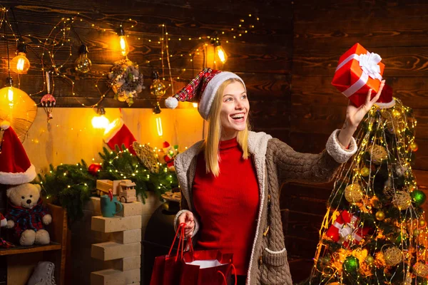 Mulher feliz animado no Natal segurando compras sacos vermelhos. Ano Novo conceito elementos decorativos . — Fotografia de Stock