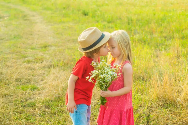 Valentýn Amor dítě. Léto na venkově. Slavnostní přání k pozdravu. Hezké dětství. Zamilovaní andílci. Péče. Děti se baví v terénu na pozadí přírody. — Stock fotografie