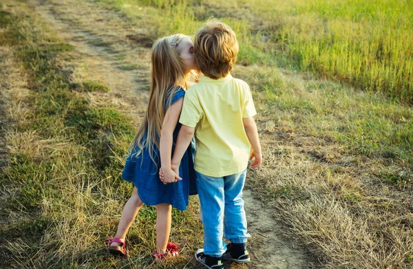 Hij heeft plezier in het voorjaarsveld. Kind speelt Happy childhood. Leuke kleine kinderen die zich vermaken op het platteland. Kinderopvang. Liefdesverhaal. Lieve kinderen.. — Stockfoto