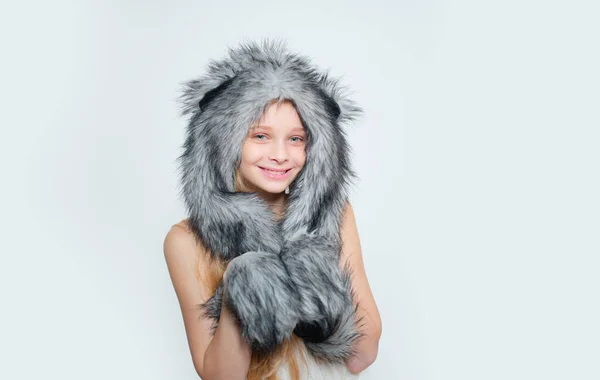 Warme Mütze für kaltes Wetter. kleine Fashionista. glückliches Kinderlächeln im modischen Stil. Wintermode-Trends für Kinder. wenig Fashionista. Kind mit weichem Hut genießt Weichheit. Wintermode-Konzept — Stockfoto