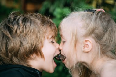 Tek kaşıkla. Yakın arkadaşlar. Mutlu erkek ve kız kardeşler.