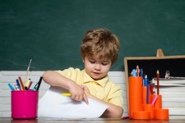 Okula dönelim. Sınıftaki şirin, küçük anaokulu çocuğu. İlkokul ve eğitim.