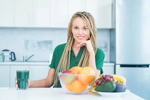 Comer y comida saludable. Alimentación dieta fitness. Alimento saludable batido dieta desayuno. Mujer bebiendo espirulina verde en una cocina blanca. Bienestar y concepto de pérdida de peso. Desintoxicación . — Foto de Stock