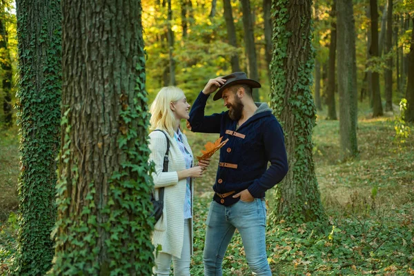 Pretty woman and handsome man walking in the Park and enjoying the beautiful autumn nature. Enjoying nice weekend together. Autumn fashion portrait of couple with autumnal mood. — Φωτογραφία Αρχείου