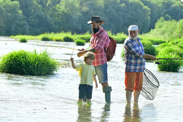 Pessoas felizes família tem pesca e diversão juntos. Pescadores familiares que pescam com carretel giratório. Estilo de vida ativo ao ar livre . — Fotografia de Stock