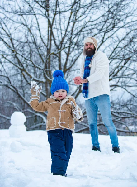 아버지와 아들 이 눈 속에. 행복 한 아버지 와아들 - 겨울 초상화. 야외에서 함께 노는 아버지 와아들. — 스톡 사진