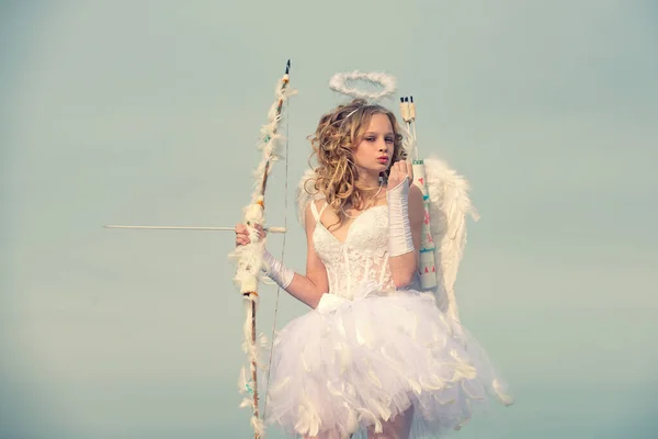 Encantadora niña rizada en vestido blanco y alas niña ángel Cupido. Retrato de la pequeña rubia rizada Angel girl. Dulce chica ángel. Feliz día de San Valentín. Arco y flecha — Foto de Stock