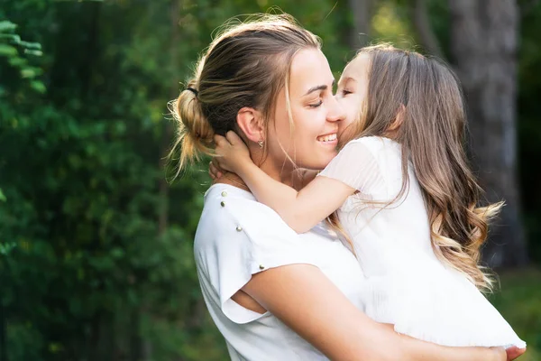 Abbraccia e abbraccia il concetto di famiglia. Madre e figlio amano. Mamma e figlia si abbracciano. Famiglia felice e bella mamma e figlia trascorrono del tempo insieme - la giornata delle madri. Concetto di famiglia e maternità . — Foto Stock