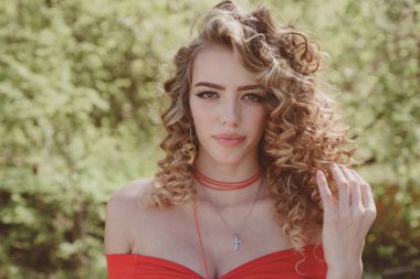 Mükemmel makyajlı güzel bir kadın. Güzel kız. Şık, mutlu genç bir kadın..