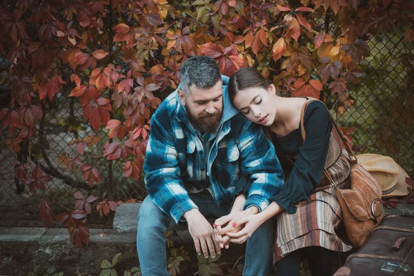 Attractive couple having a romantic moment together, dressing in traditional rural style sitting close to each other on an autumn day. The concept of genuine emotions. Meeting and accompany your — Stock fotografie