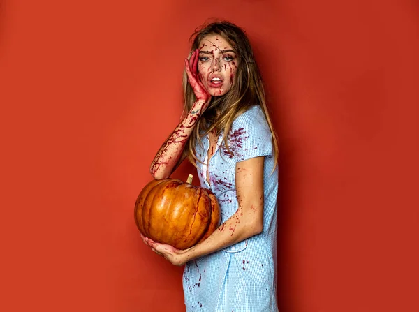 Zatracená halloween žena. Krása Halloween žena na červeném pozadí izolované. Dívka s dýní. — Stock fotografie