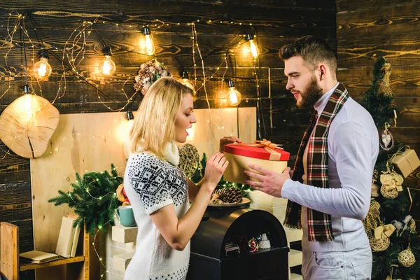 Överraskning för sötnos. Julen. Presentkort koncept. Lyckliga familjepar. Nytt år. Par i kärlek utbyter julklappar. Gott nytt år och gifta dig med julen. Nuvarande ruta. — Stockfoto