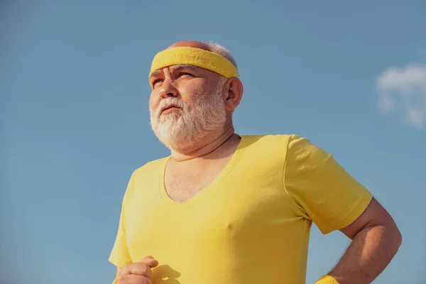 건강 한 운동 선수 조깅하는 모습. 조깅하는 노인. 노인네가 맑은 환경에서 달리고 있어. 건강 한 생활 방식의 개념. — 스톡 사진