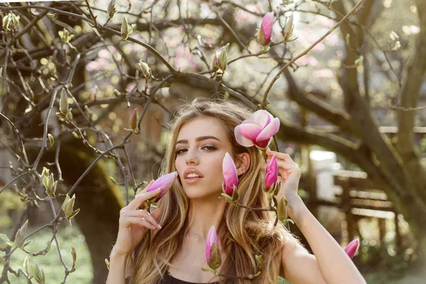 Elegantní krásná mladá žena v zahradě. Magnoliové květiny. Styl, móda, žena. — Stock fotografie