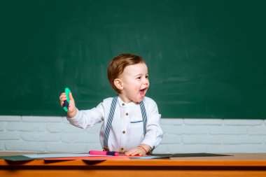 Çocuk yuvası öğrenimi. Anaokulundaki çocuklar. Okuldan sonra.