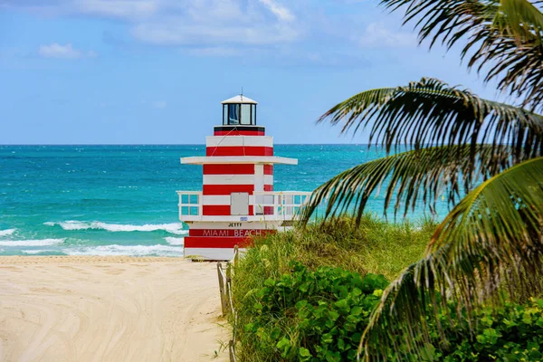 Torre de salvavidas en Miami Beach. Viajes océano concepto de ubicación . — Foto de Stock