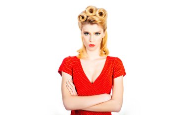 Beyaz arka planda stüdyo çekimi. Düşünüyorum, hayal kuruyorum. Beyaz arka planda dikilen çılgın üzgün genç bir kadın..