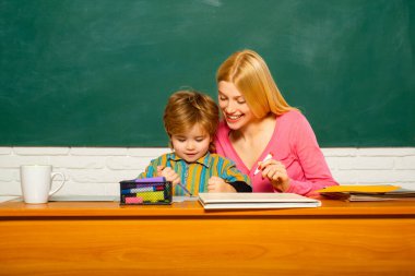 Yetenek ve beceri geliştiriyorum. Anaokulu ve geliştirme. Çocuk bakımı ve gelişim. Anaokulu hazırlığı. Küçük çocuk ve öğretmen kadın pedagog sınıfı. Geliştirme ve yetiştirme