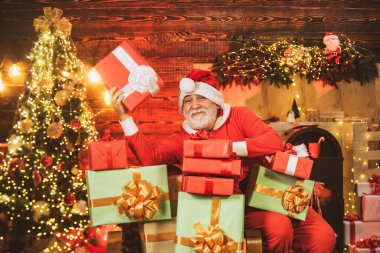 Noel süveteri giyen sakallı adam. Mutlu Noeller ve mutlu yıllar. Kış hissi. Sakallı, modern Noel Baba örgü süveter içinde..