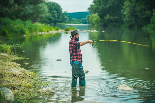 Elegante bebaarde brutale hipstervisserij. Jongeman aan het vissen. Zomers weekend of vakantie. Perfect weekend. Actieve zonnige dag. Ik ben de gelukkigste man. Senior man aan het vissen. Goede winst. — Stockfoto