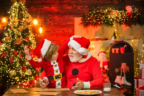 Criança de Natal filho e pai Escreva Carta ao Papai Noel. Menino e avô escrevendo carta de Natal para Papai Noel . — Fotografia de Stock