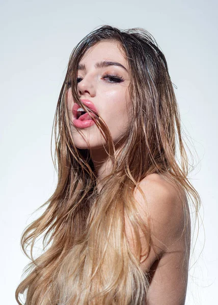 Mujer rubia con cabello hermoso. Hermosa chica modelo Spa con piel limpia fresca perfecta. Vogue retrato de estilo de moda de chica joven . — Foto de Stock