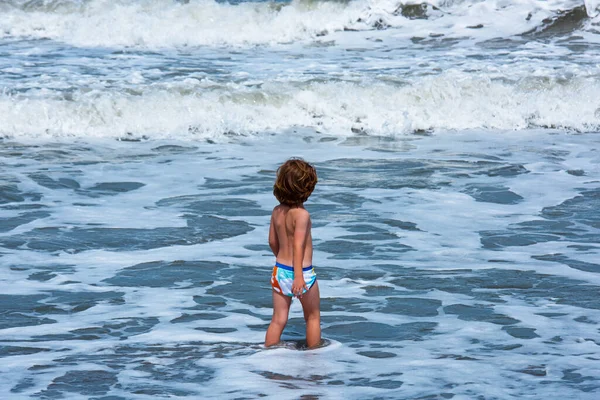 Bambino in natura con bellissimo mare, sabbia e cielo azzurro. Vacanze estive per bambini e concetto di stile di vita sano . — Foto Stock