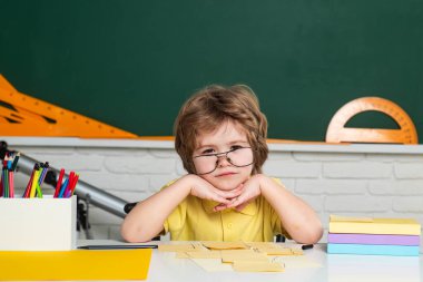 Öğrenciler için ev okulu. İlkokul sınıfı. Çocuk eğitme.